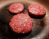 Foto del paso 12 de la receta: Hamburguesas de solomillo de ternera, con tomates, berenjenas y vinagreta de albahaca