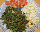 Foto del paso 4 de la receta: Espárragos verdes con jamón, revuelto de huevo y tomate