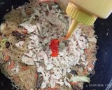 Foto langkah ke 5 dari resep Bihun Goreng Jamur Kuping.
