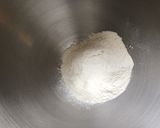 Une image de l'étape 1 de Pâte brisée à la crème de cassis.