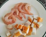 Foto del paso 2 de la receta Espaguetis con gambas y surimi al ajillo