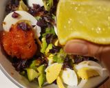عکس مرحله 4 از دستور سالاد آووکادو و تخم‌مرغ ویژه (رژیم کتوژنیک (Ketogenic Diet) )🥑🥚🍅🧅🍋