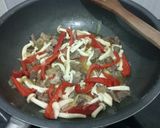 Foto langkah ke 5 dari resep White Shimeji Mushroom with Beef and Paprika.