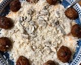 Une image de l'étape 3 de Riz et boulettes de viande à la crème champignons.