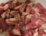 Foto del paso 2 de la receta: 🥘 Guiso criollo con sobras de asado y papas al horno – versión invierno bien argentino❄️