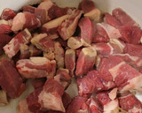 Foto del paso 2 de la receta: 🥘 Guiso criollo con sobras de asado y papas al horno – versión invierno bien argentino❄️
