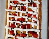 Foto del passaggio 2 della ricetta Millefoglie panna e fragole con gocce di cioccolato 🍓🍫