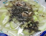 Hình bước làm 1 của món Canh bầu nấu xương ống rong biển