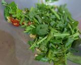 Foto langkah ke 3 dari resep Tumis Kangkung Bawang Putih.