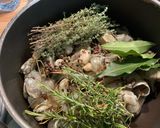 Une image de l'étape 5 de Bouillon de gambas à l’ail et herbes aromatiques.