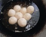 Foto langkah ke 5 dari resep Chapssal Korean Donuts dengan Topping Wijen.