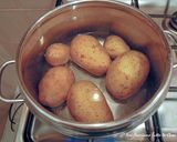 Foto del passaggio 1 della ricetta Filetti di Branzino in crosta di frutta secca con patate "Sabbiate"