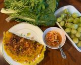 A picture of step 2 of Bánh xèo.