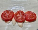 Foto del paso 2 de la receta: Calzon de tomate y quesos (con tapa de pascualina)