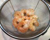 A picture of step 1 of Chinese Stir-Fried Shrimp and Eggs.
