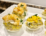 Foto del paso 8 de la receta: Huevos rellenos con gula, aguacate y langostinos