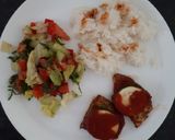 Piersi duszone pod cukinią i passata pomidorową z ryżem i sałata krok przepisu 3 zdjęcie
