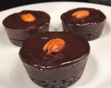 Foto del paso 5 de la receta: Bombones de brownie rellenos con frutillas y dulce de leche sin horno