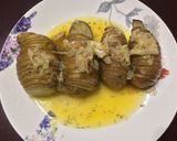 Foto del paso 4 de la receta: Patatas hasselback asadas con ajos confitados y mantequilla