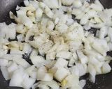 Foto del paso 3 de la receta: 🍳🍷 Tortilla de repollitos de Bruselas, cebolla, jamón, al aroma de vino blanco 🍷🍳