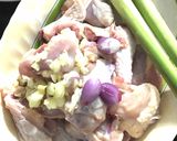 Hình bước làm 1 của món Gà xào lăng sả nghệ