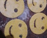 इमोजी थालीपीठ (Emoji thalipeeth recipe in Hindi) रेसिपी चरण 6 फोटो