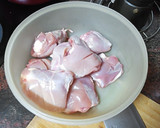 Foto del paso 1 de la receta: Muslos de pollo en escabeche con papas fritas