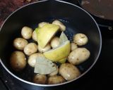 Foto del paso 3 de la receta: Jamoncitos de pollo sabrosos con papas arrugas y ensalada
