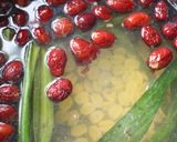 Hình bước làm 3 của món Chè nấm tuyết  táo đỏ