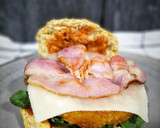 Foto del paso 5 de la receta: Burger de pollo crunchy con espinacas, bacon y salsa barbacoa