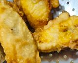 Foto langkah ke 3 dari resep Pisang Tanduk Goreng Wijen.