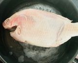 Hình bước làm 1 của món Vào bếp cùng con: cá diêu hồng hấp xì dầu và hành boa rô thơm phức