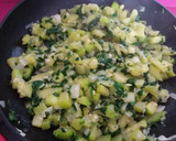 Foto del paso 3 de la receta: Tortilla de calabacín y espinacas rellena de queso