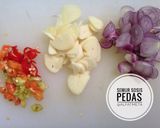 Foto langkah ke 1 dari resep Semur Sosis Pedas.