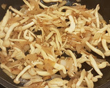 Foto del paso 2 de la receta: Alcachofas rellenas de setas shimeji y cebolla con espárragos