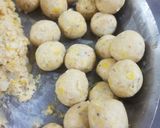 A picture of step 3 of Corn cheese balls.
