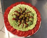 Une image de l'étape 6 de Salade composée aux tomates, concombre, courgette, olives, poivron, basilic et parmesan.