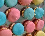 Foto del paso 9 de la receta: Alfajores de maicena de varios colores rellenos con mermelada 