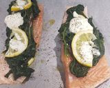 Foto del paso 3 de la receta Salmón cremoso en papillote con espinacas y gorgonzola