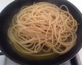 Foto del passaggio 6 della ricetta Spaghetti chitarra con calamari all'arancia, asparagi e crema di pistacchi