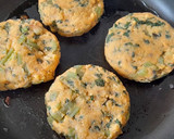 Foto del paso 5 de la receta: Tortitas de patatas y acelgas