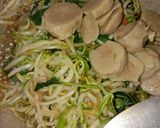 Foto langkah ke 4 dari resep Tumis kangkung tauge bakso.