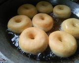 Foto langkah ke 6 dari resep Donat Tanpa Telur.