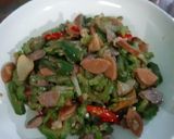Foto langkah ke 6 dari resep Tumis Pare Sosis Bakso.