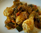 Foto del paso 4 de la receta: Muslitos de pollo con pisto (congelado)
