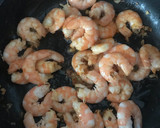 Foto del paso 2 de la receta: Pasta con aguacate y langostino