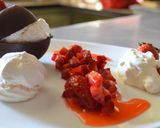 Une image de l'étape 6 de Coque 2 chocolat et fraises chantilly.
