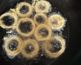 A picture of step 4 of Onion Ring pakora.