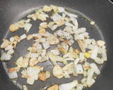 Foto del paso 2 de la receta: Bonito encebollado con langostinos y patatas