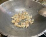 รูปขั้นตอนการทำที่ 1 ของ ไก่กับตับผัดกระเทียมพริกไทย